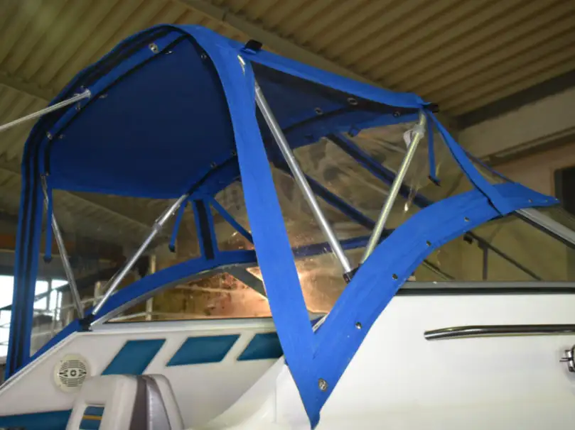 Bootsverdecke Hersteller - Motoryacht mit blauer Sprayhood - Seitenansicht
