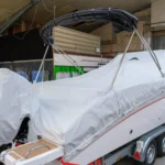 Bootsverdecke Hersteller - Motoryacht mit Komplettabdeckung in Weiß - inklusive Außenbordmotor