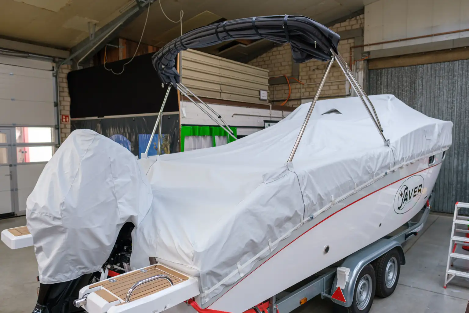 Bootsverdecke Hersteller - Motoryacht mit Komplettabdeckung in Weiß - inklusive Außenbordmotor