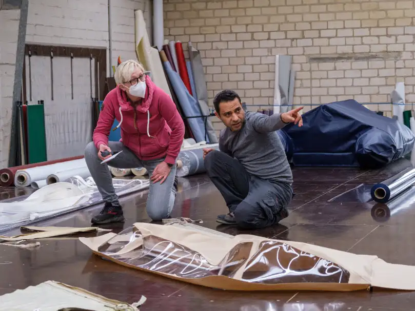 Bootsverdecke Hersteller - Fertigung einer beigefarbenen Sprayhood von den PlanenMarkt-Fachleuten