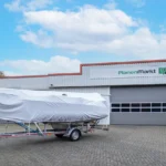 Bootsverdecke Hersteller - Segelboot mit Transportverkleidung vor der PlanenMarkt-Werkstatt