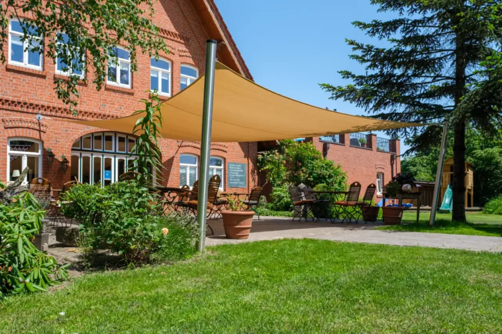 Sonnensegel öffentlich - einladender Gastbereich im Café Freren