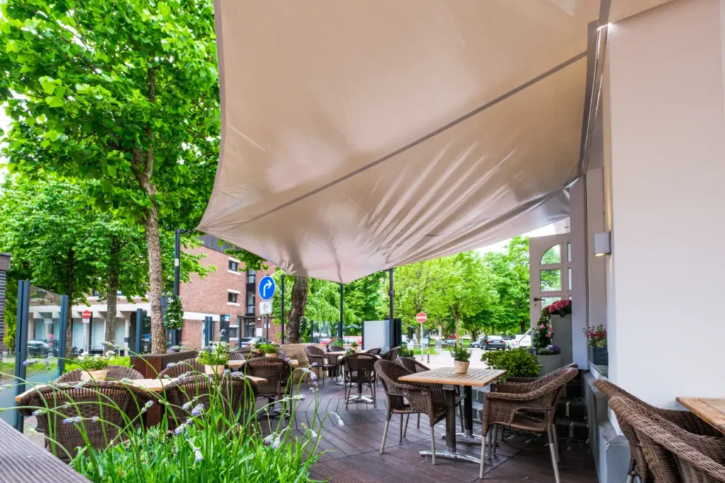 Sonnensegel öffentlich - schattige Café-Terrasse